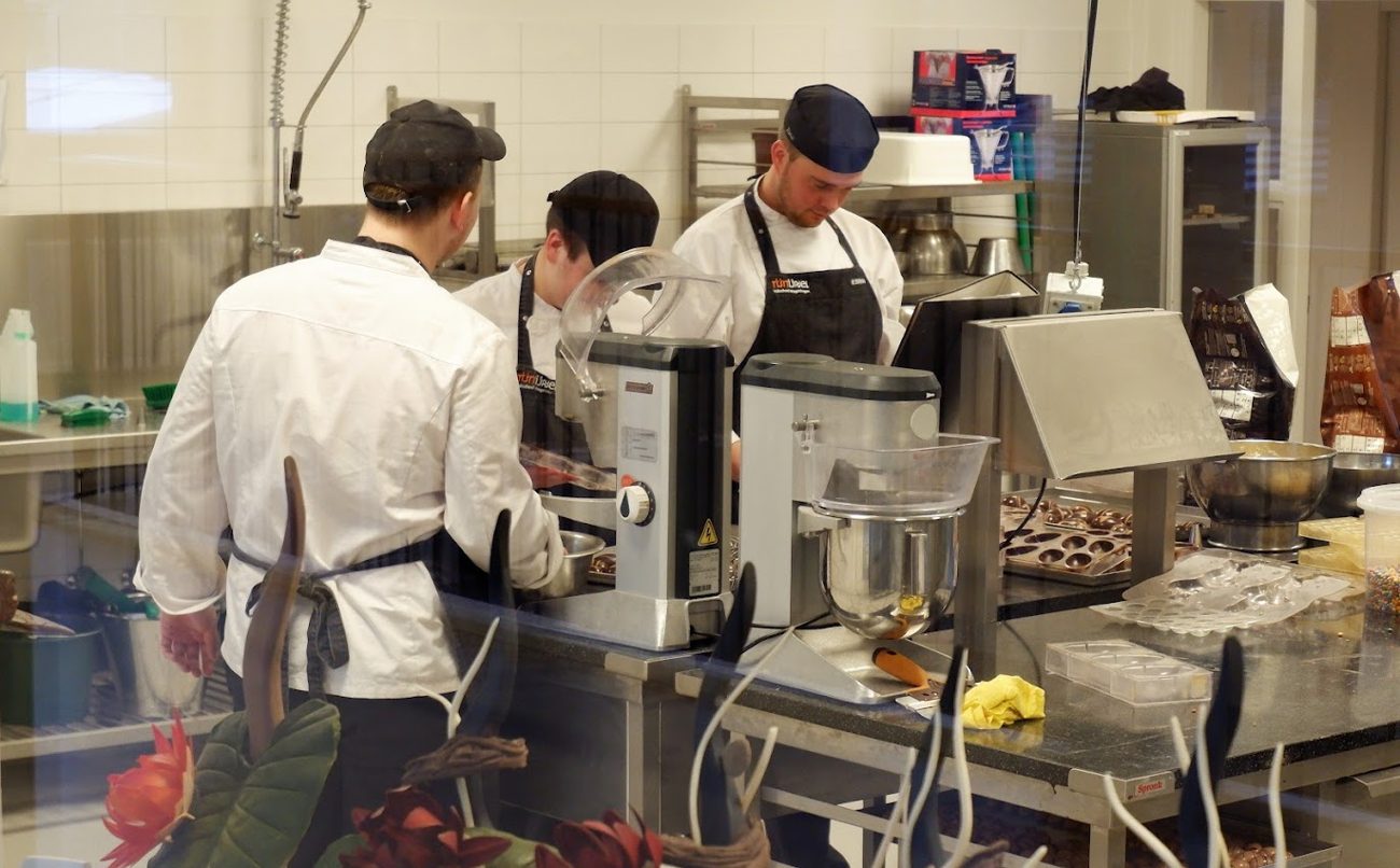 Bakkers aan het werk in een professionele bakkerskeuken